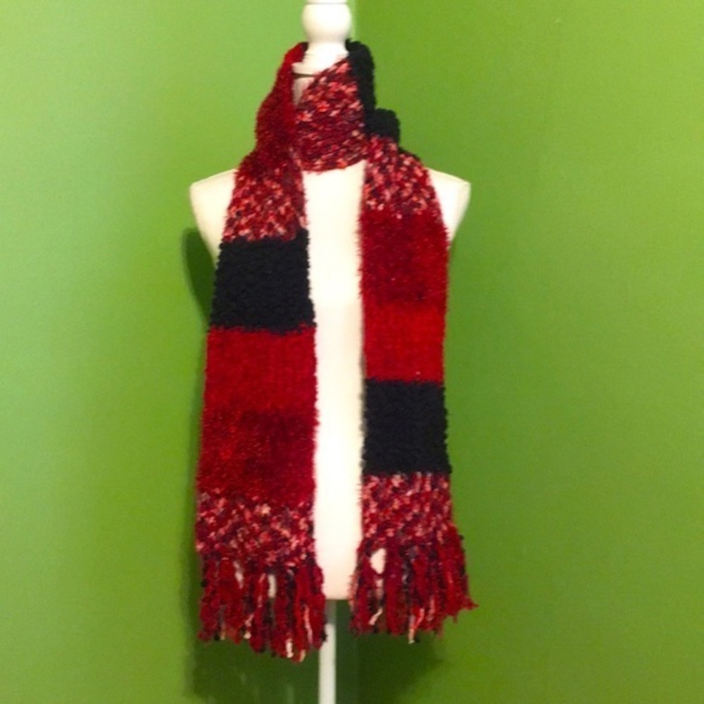 CEJON KNIT SCARF IN MAROON‎ and black